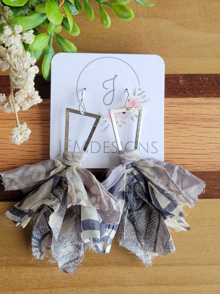 Boucles d'oreilles en tissu gris pour la vente par JEMdesigns