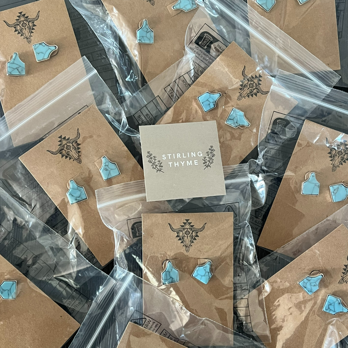 Stirling Thyme - Vendita all'ingrosso Orecchini a bottone - Orecchini a perno con targhetta effetto pelle di mucca4