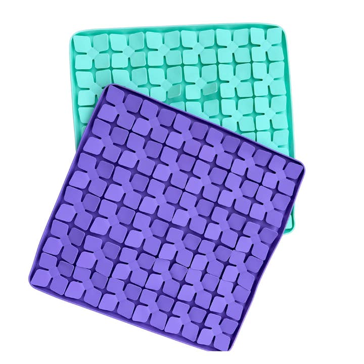 Mangeoire lente, tapis à lécher, tapis à priser : mangeoire en silicone de qualité alimentaire, sans BPA (fleur XXL) pour la vente par Sam & Nala | intentional style for pets & their people