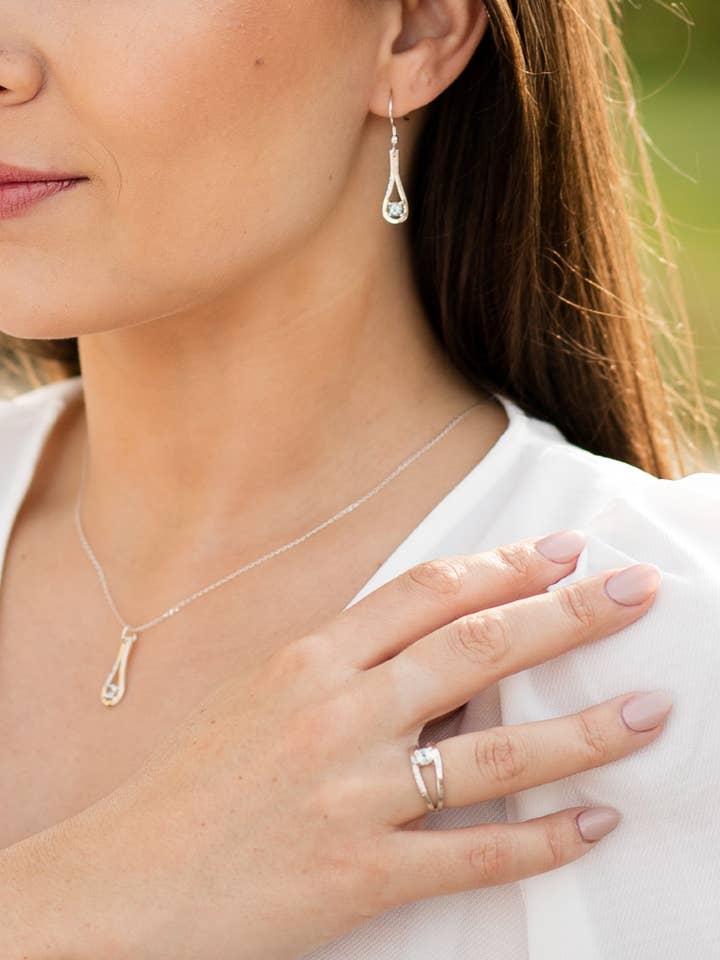 ANILLO DE PLATA AQUA DROP CON DIAMANTES para venta al por mayor de The Diamond Setter