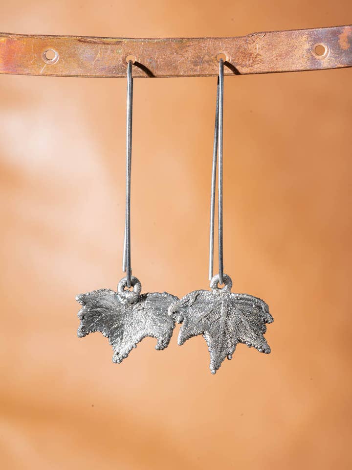 Kleine zilveren esdoornblad oorbellen voor wholesale door Silver Coast Designs