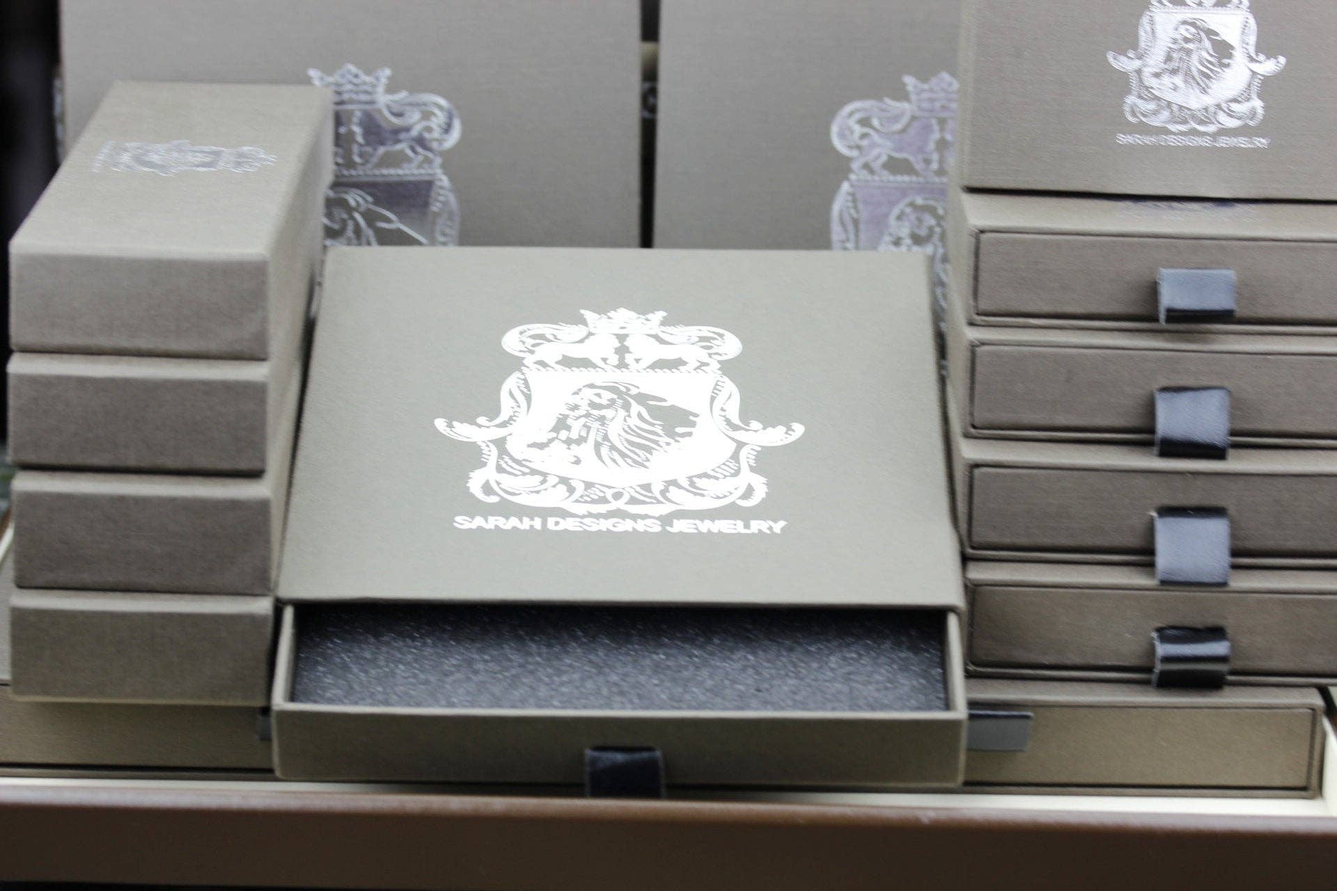 SARAH DESIGNS JEWELRY - Venta al por mayor Collares con colgantes/abalorios - Colgante y cadena de plata tallada en forma de concha victoriana con forma de mujer N3549