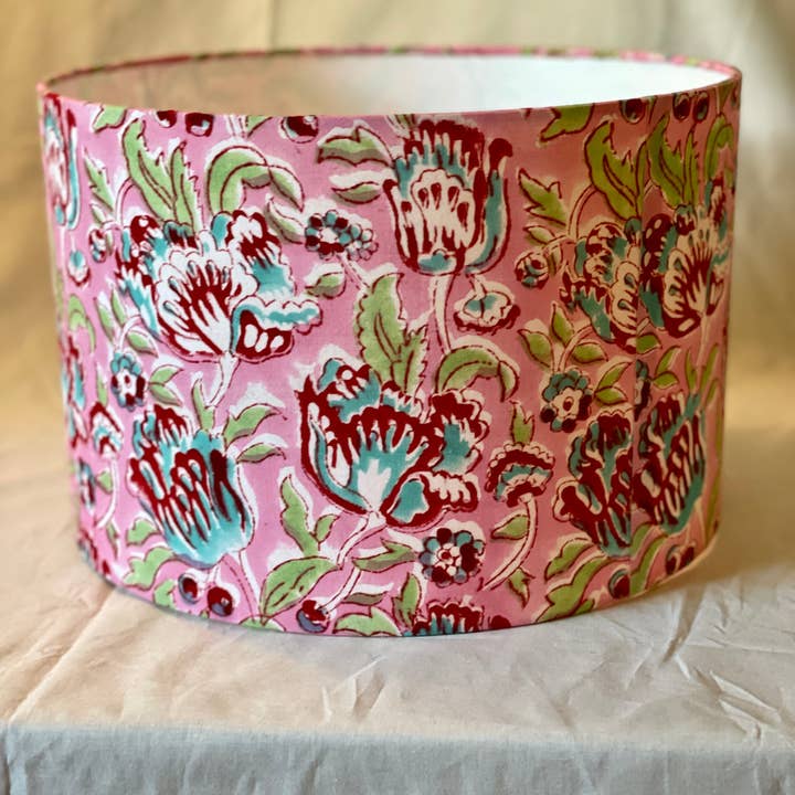 Olive and Limpet - Venta al por mayor Mamparas - Pantalla de tambor de 12 pulgadas. Impresión en bloque indígena de Sanganeri. Coral claro, rosa intenso, turquesa y verde mar.