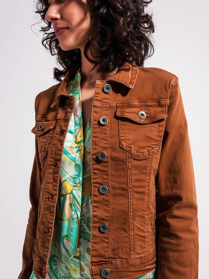 Slank denim trucker jakke i brun for engroshandel hos Q2—All Orders:Free Duties for the US,UK,and Canada