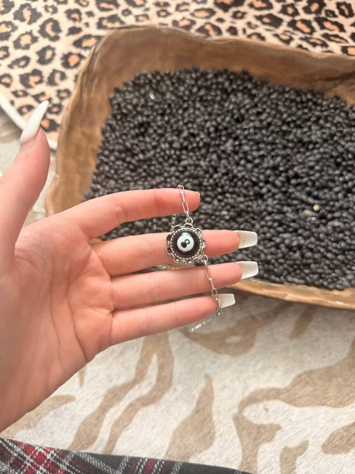 Rodet 8 Ball Halskæde for engroshandel hos Delanie Nicole