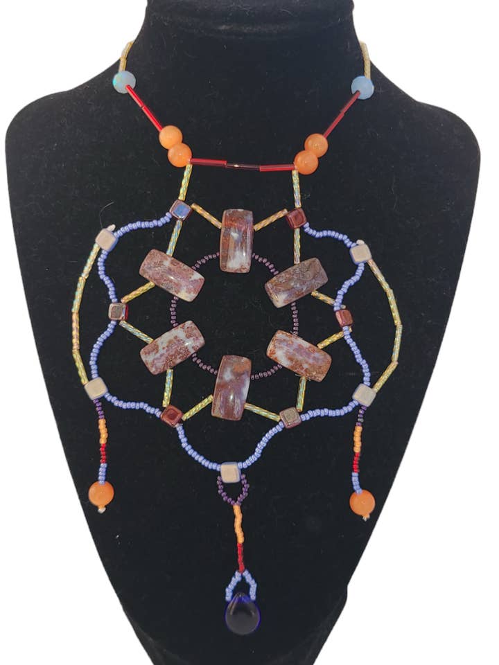 Collier en chaîne celtique avec agate éclair rouge pour la vente par Tsuga Beadwork