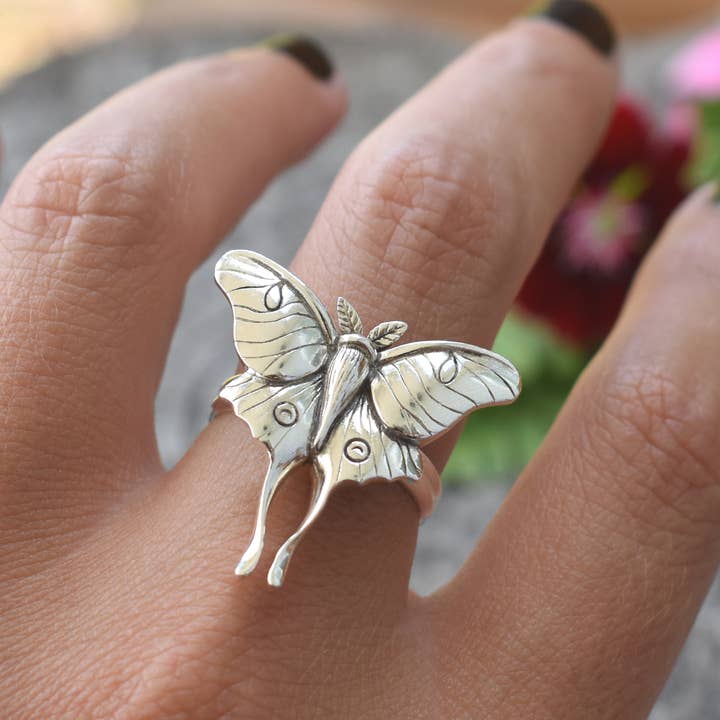 A Wild Violet – Anel de cocktail/declaração por atacado – Anel Luna Moth7