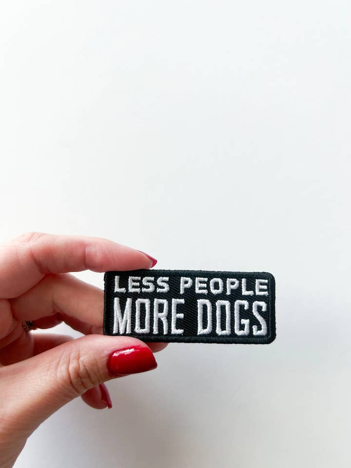 Parche bordado con plancha para mascotas Less People More Dogs para venta al por mayor de Field Trip Threads