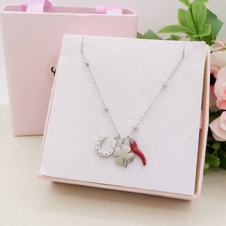 SERENDIPITY ~ ARGENTO 925 ~ Halskette mit Glücksbringer-Anhängern (Hufeisen, Kleeblatt, rotes Horn) für den Großhandel von Daemon srls