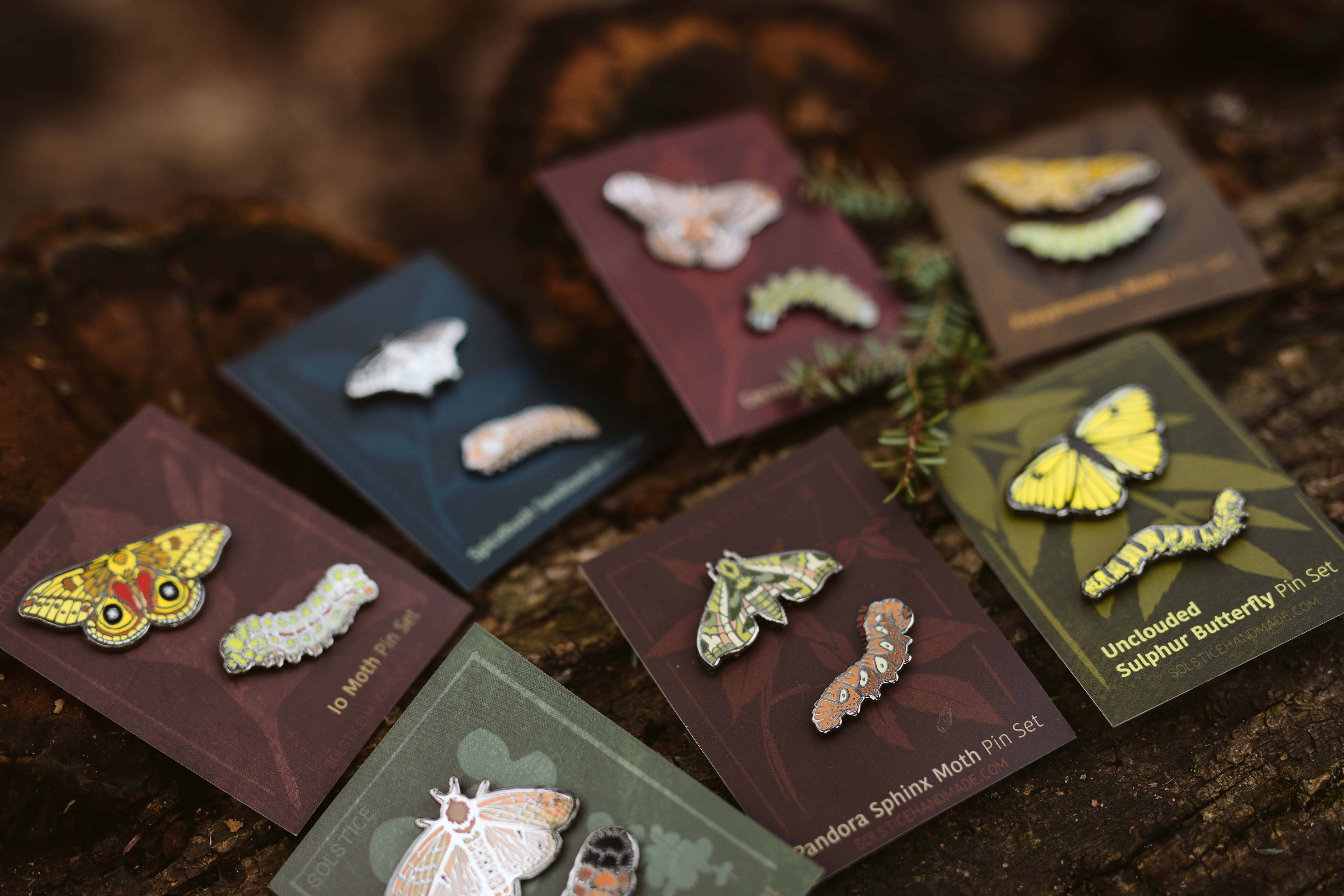 Solstice Handmade - Wholesale Reversspeld/knoop - Isabella Tiger Moth Pin Set (wollige beer rups)4