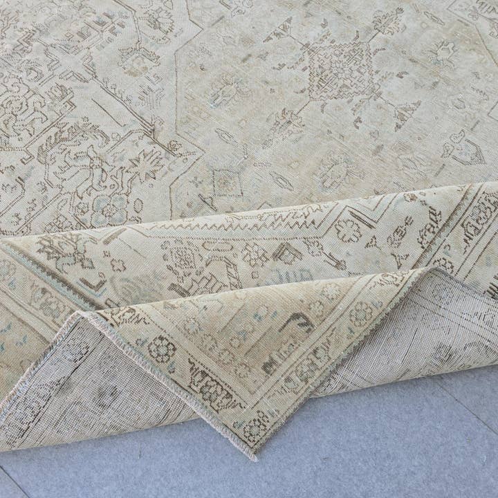 Tapis Oushak Vintage Noué à la Main : Beige Neutre & Marron, 9,7x12,5 ft. pour la vente par MesopotamiaRugs