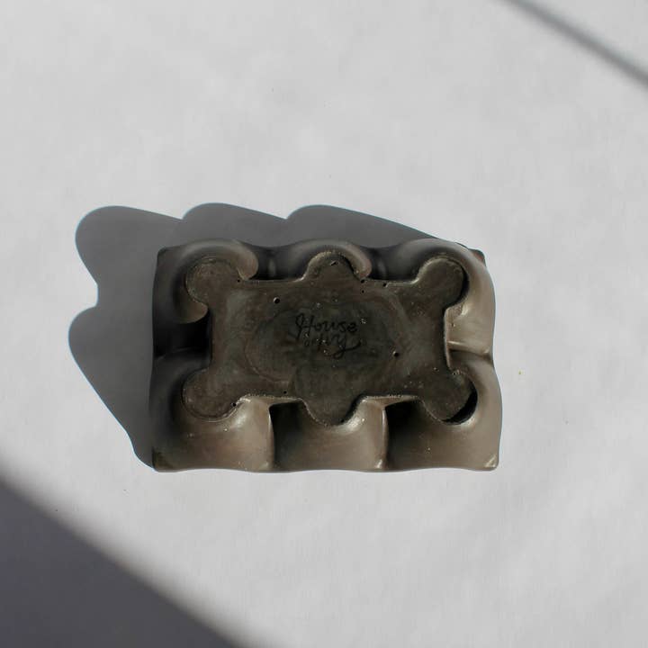 House of Ivy - Wholesale Egg cup/holder - Concrete Egg Carton in Black2