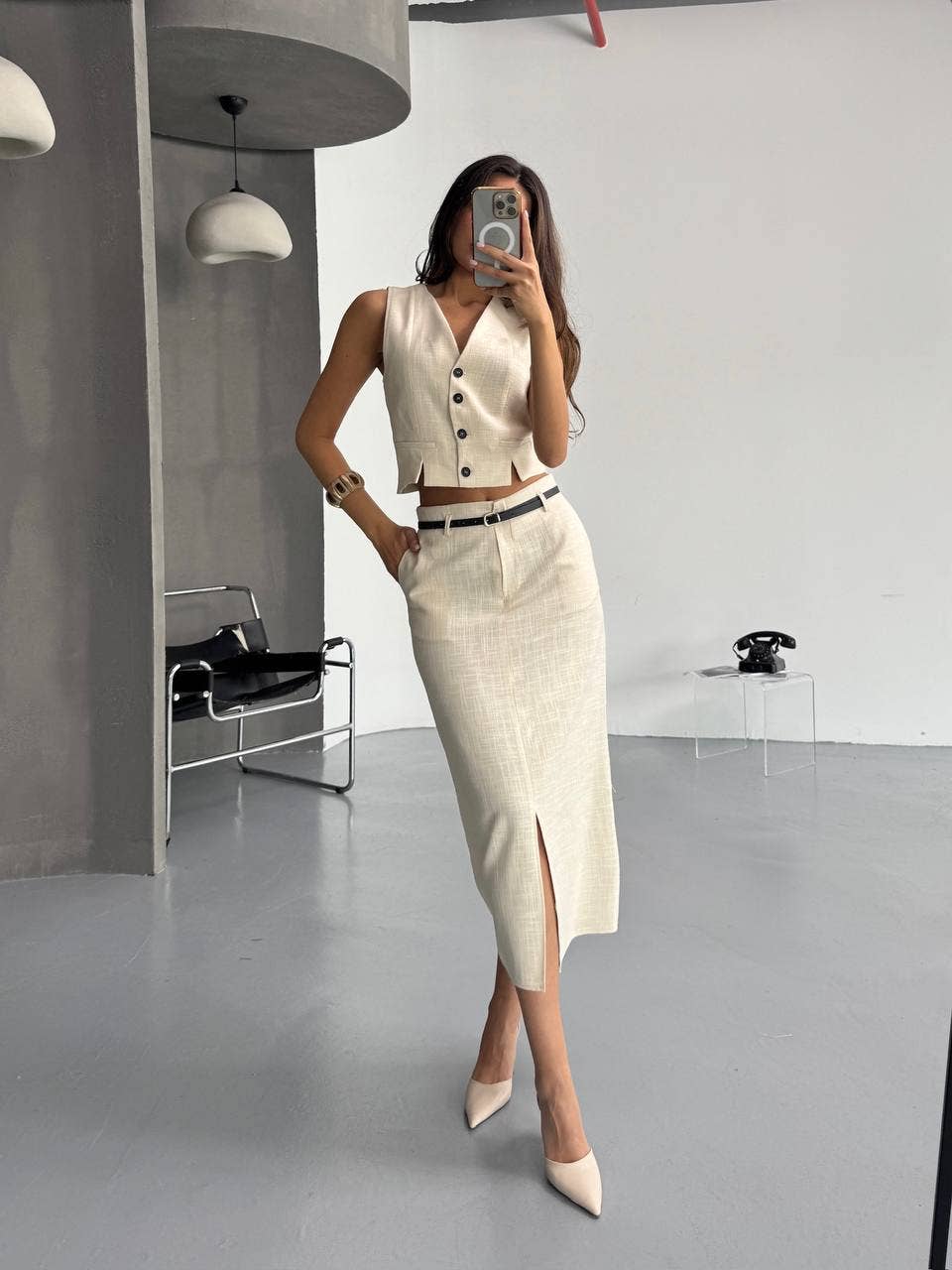 Design company-Fatma Balkir – Engroshandel Top- og nederdelsæt - Dame – Linned vest og maxinederdel med slids sæt-elegant dragt4