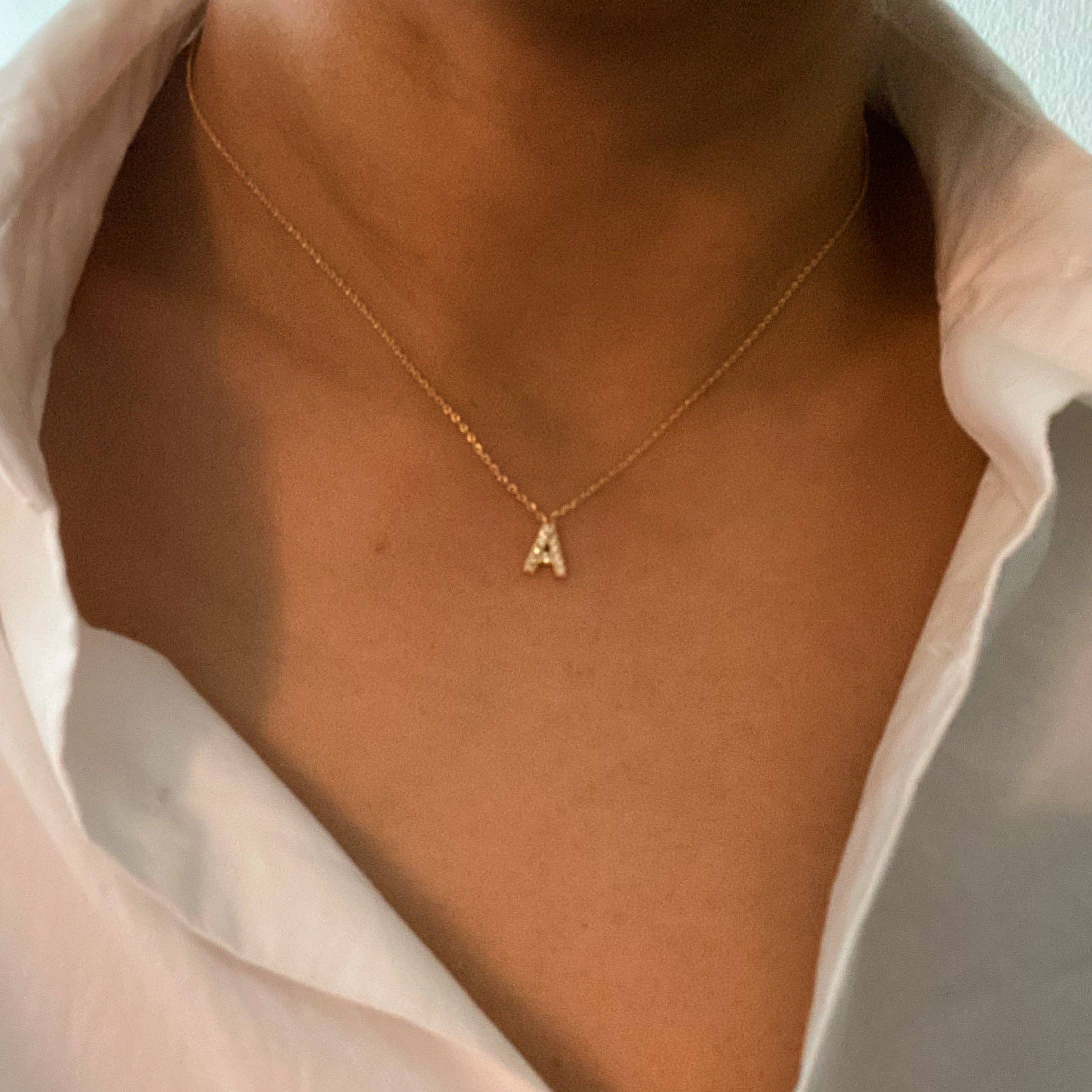 Ellison+Young - Vente Colliers à pendentif - Collier initial Understated Beauty22
