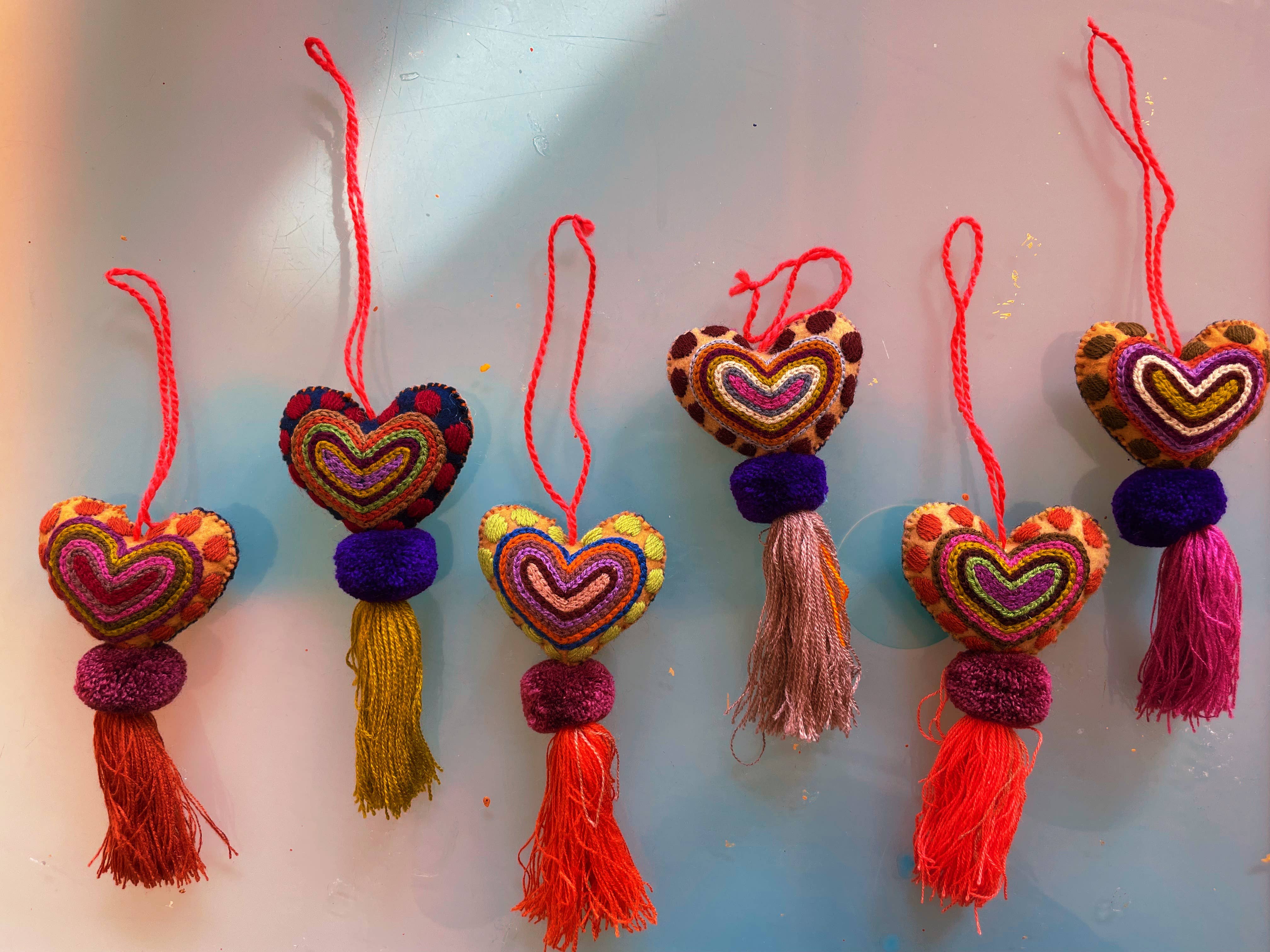 Pura Vida - Wholesale Ornament - Kerstversiering met geborduurd hart en luipaardkwastje4