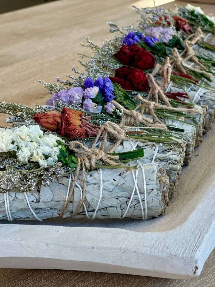 Bâtons de sauge blanche avec une variété de roses et de fleurs séchées pour la vente par Picki Nicki