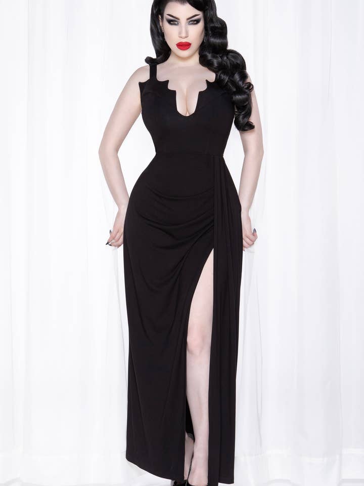 Reine de la Nuit Maxi - Robe Maxi en Ponte Stretch Noir avec Revers Ailes de Chauve-Souris & Fente Latérale (Édition Royauté Vampire) pour la vente par Weasel Wear