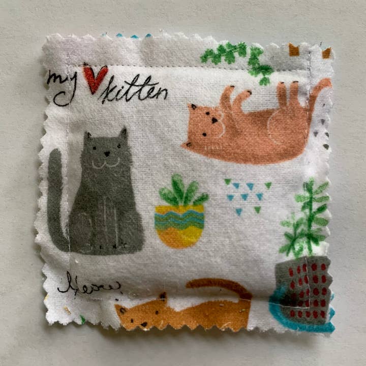 Coussin à chat fait main « I Love My Kitten Farm Fresh » pour la vente par A&E Craftspace