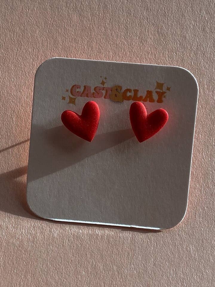 Boucles d'oreilles à tige coeur rouge pour la vente par Cast & Clay
