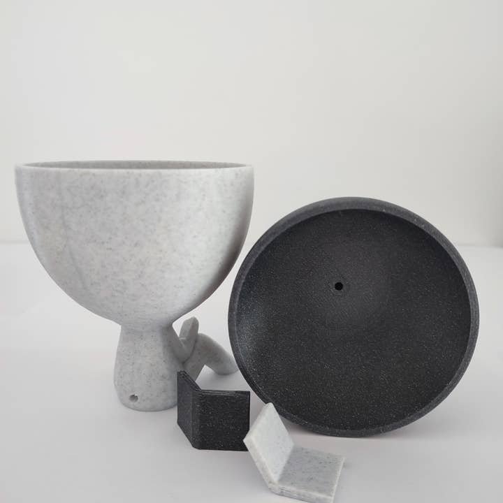 3DROOTS - Wholesale Plant Pot - Person pot with book - Robert plant - Planter.5