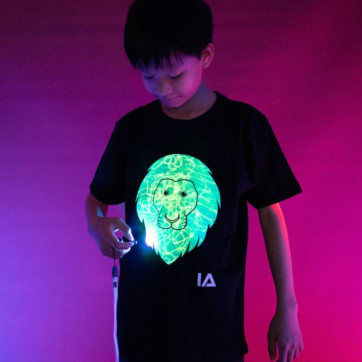 Illuminated Apparel – Großhandel T-Shirt mit Siebdruck – Kinder – Kinder Interaktives Glow T-Shirt - Löwe