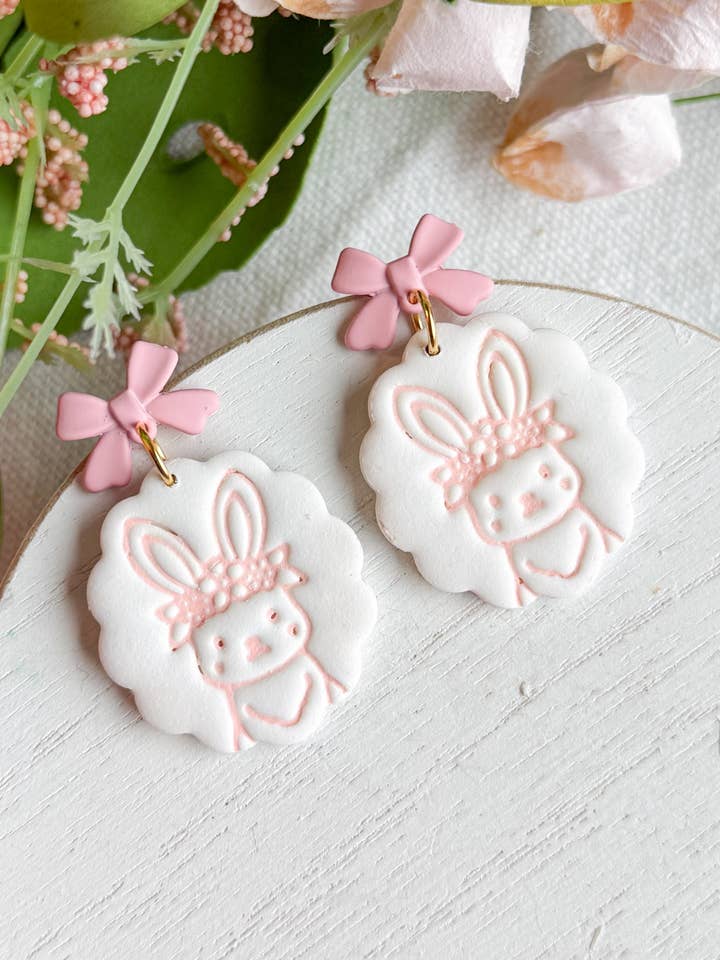 Boucles d'oreilles pendantes lapin fleuri en pâte polymère avec nœud rose pour la vente par Morning Dew Designs