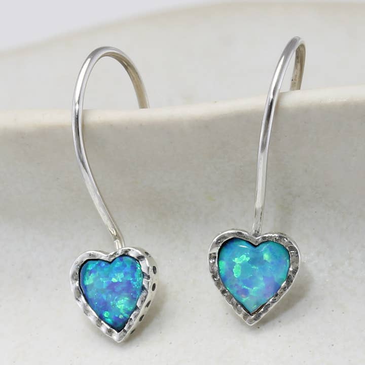 Boucles d'oreilles en forme de cœur en argent sterling et opale bleue faites à la main pour la vente par Banyan Jewellery