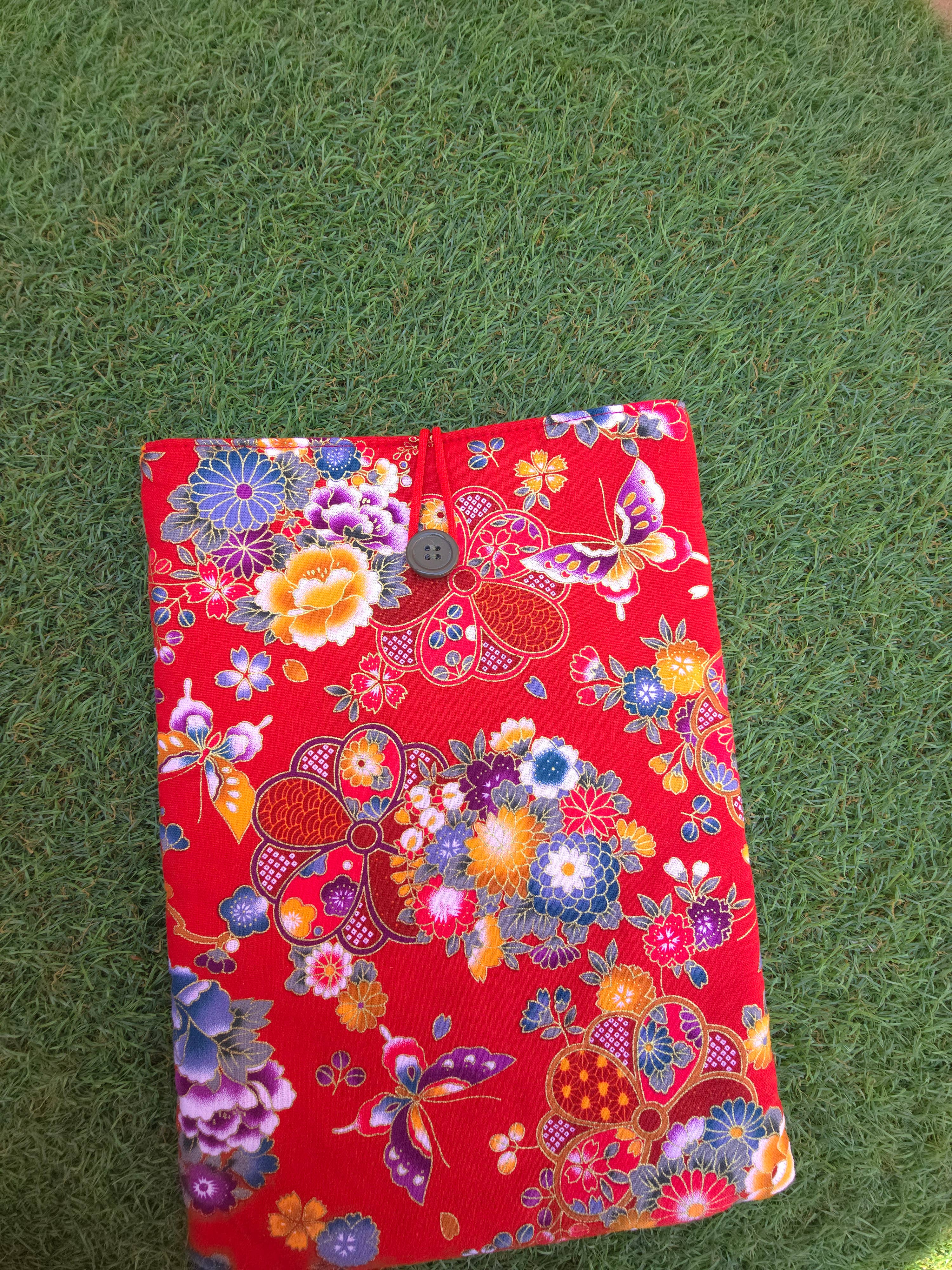 laubelgo – Engroshandel Bogomslag – Polstret bogomslag med orientalske motiver på rød baggrund6