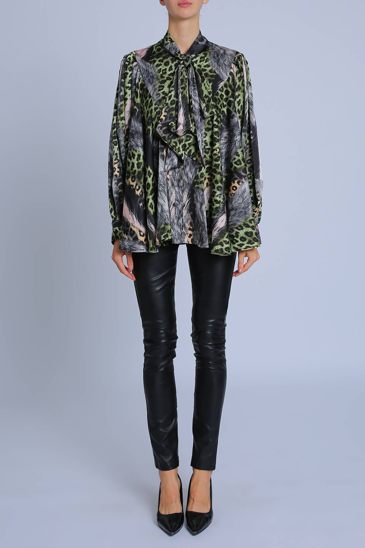 Vert Blouse en satin à col papillon imprimé léopard et fourrure PC2555 en vente sur Faire2