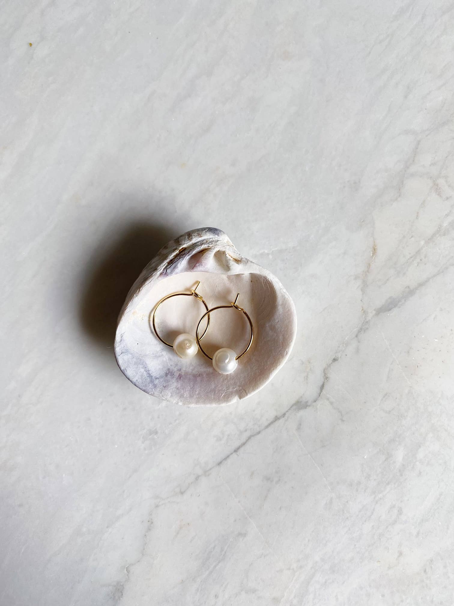 Salt & Pine - Vente Créoles - Boucles d'oreilles créoles en perles d'eau douce • Petit luxe discret1