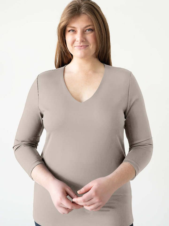 Karen V-hals Top met 3/4 Mouwen (Relaxte Pasvorm) - UITVERKOOP voor wholesale door JudyP Apparel