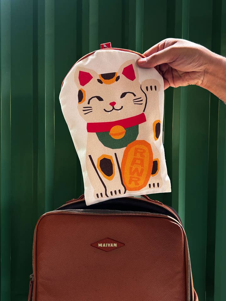 Trousse à fermeture éclair en toile Chat Porte-bonheur pour la vente par Maivan Goodies Co.
