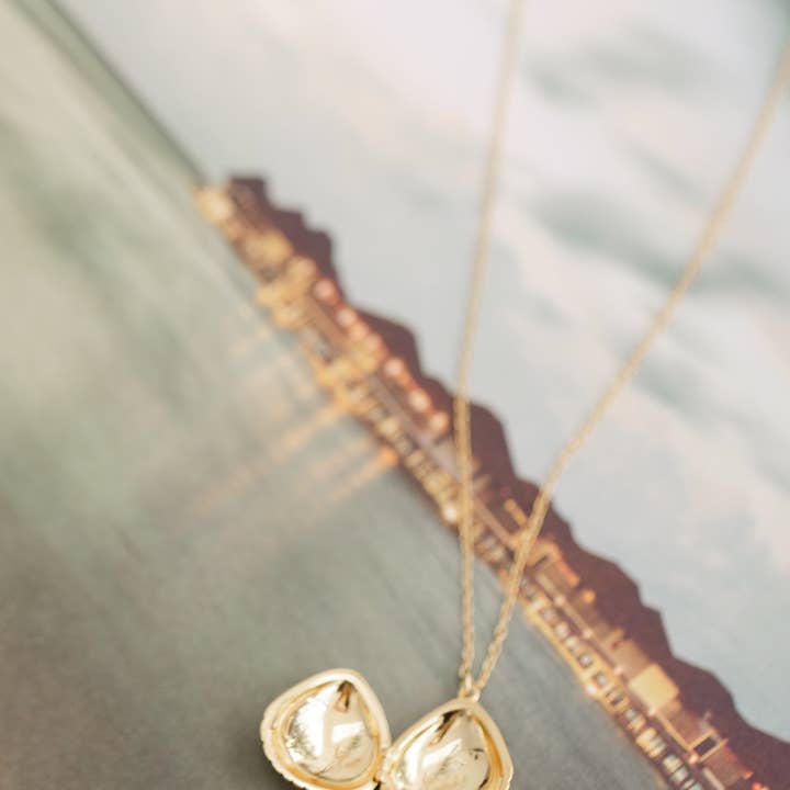 Coast and Cove – Engroshandel Halskæde med vedhæng – Muslingskalmedaljon1