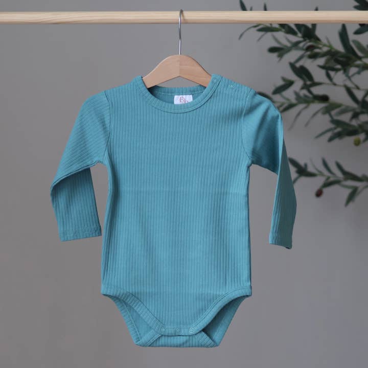 Jade Geribbelde Bodysuit voor wholesale door Belle + Bea Basics