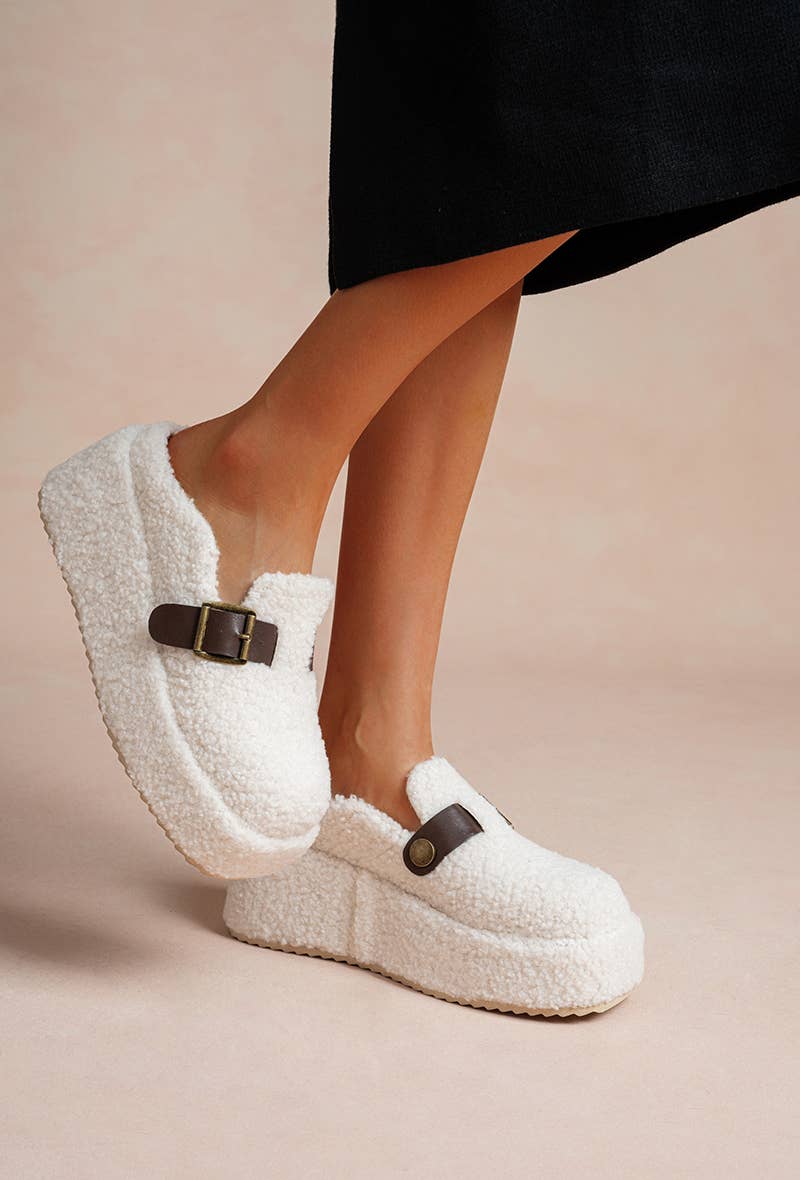 LADY GLORY – Großhandel Schlappen – Damen – Mules mit Schaffell-Optik und Plateau2