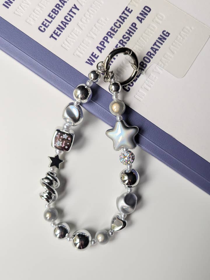 Bezaubernder silberner Handyriemen mit Perlen, niedliches Handyzubehör für den Großhandel von Cutepaws Phone Case