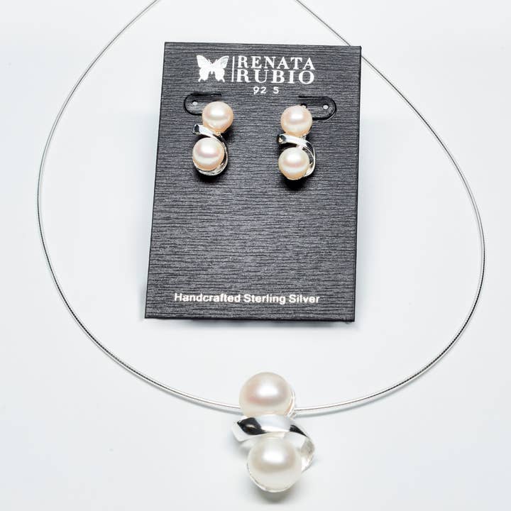 Boucles d'oreilles et pendentif en argent tourbillonnant avec double perle pour la vente par Renata Rubio 92.5