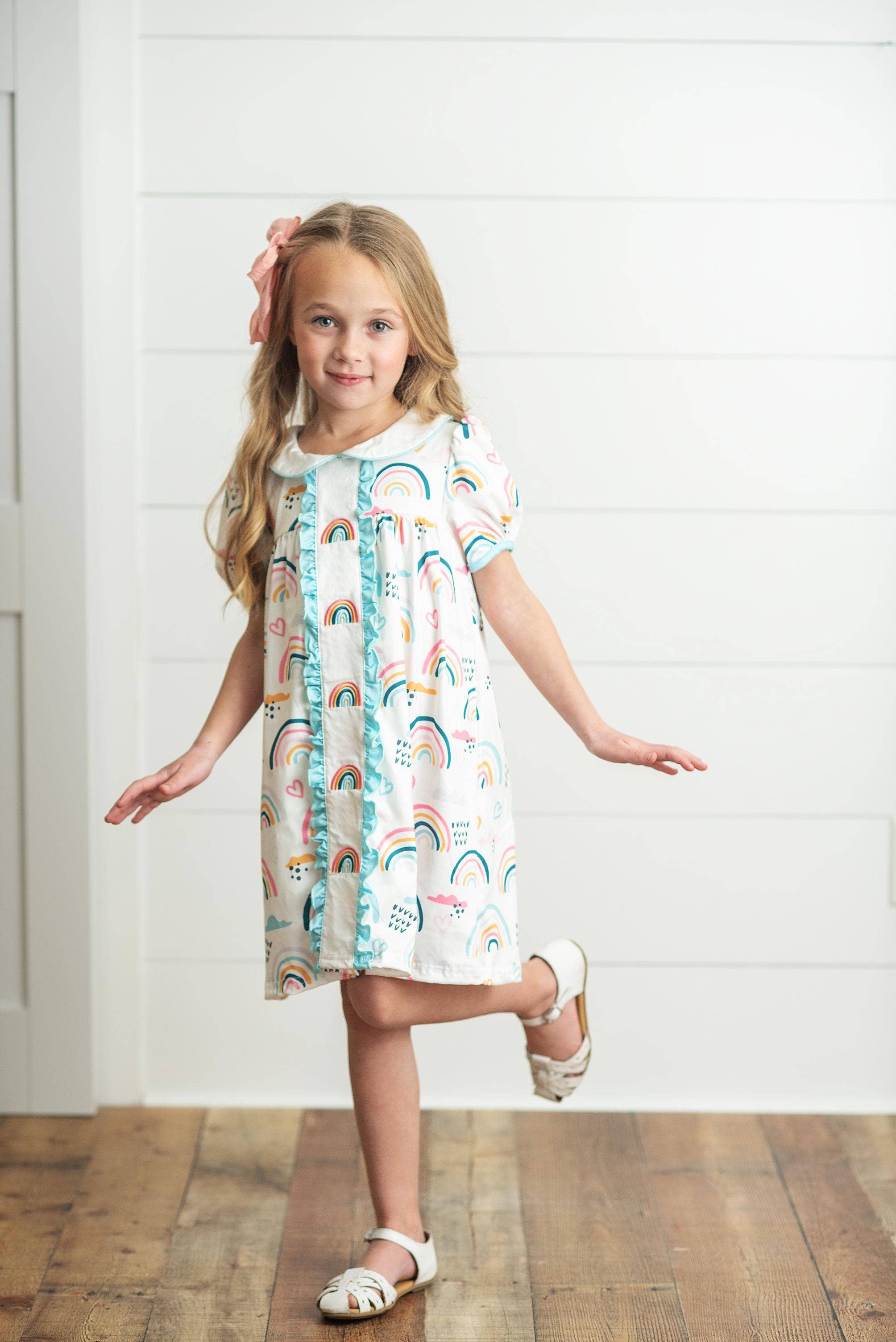 Wren & James - Vente Robe – enfant - Robe d'école brodée à col arc-en-ciel pastel pour enfants5