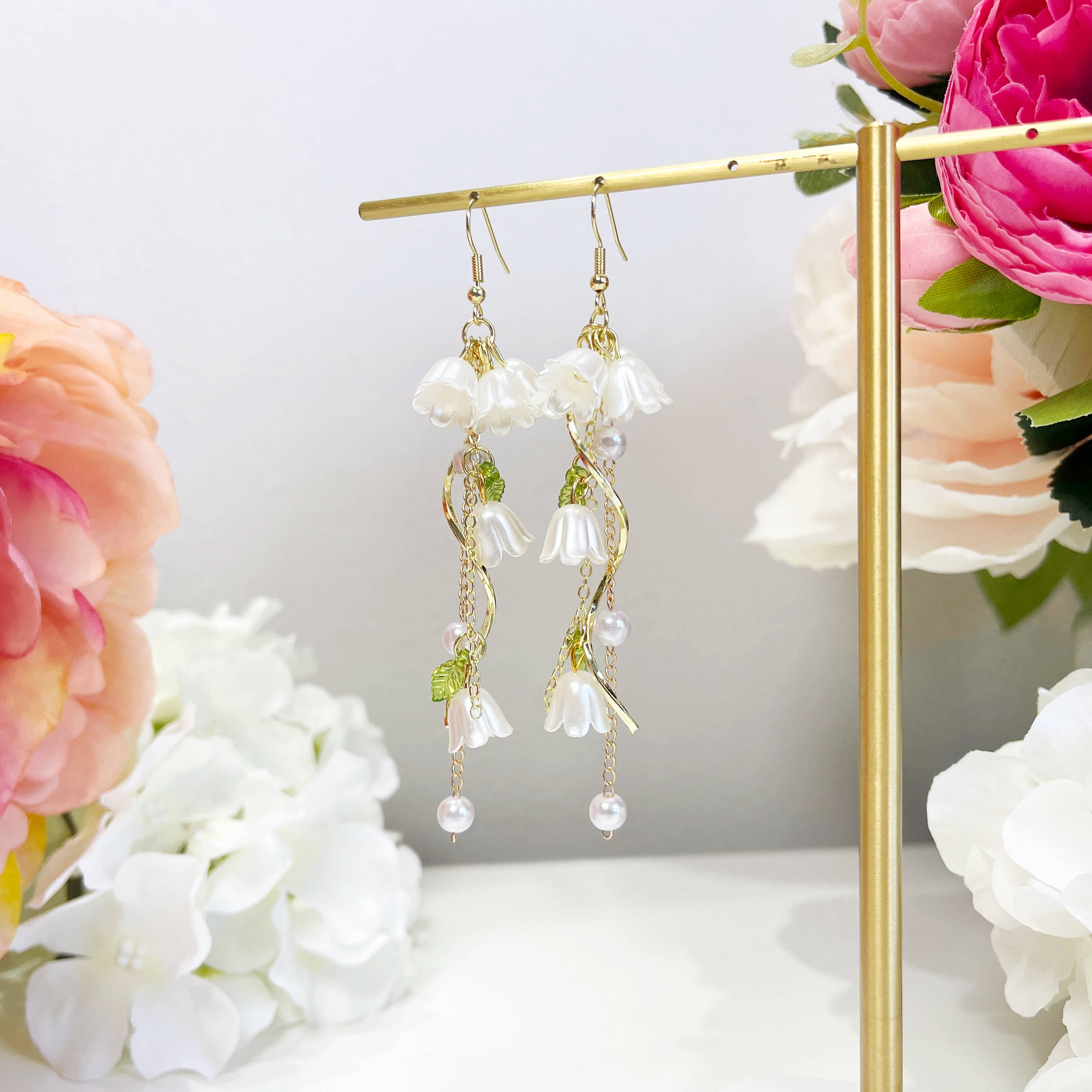 Melange Blanc – wholesale Dangle earrings – E189 lily flower earrings, floral earrings, flower earrings3