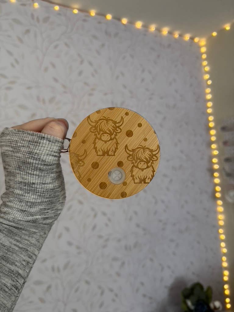 SKS Design Studio - Wholesale Geïsoleerd drinkgerei - Hooglandkoe | UVDTF | 15oz Beker met Handvat, Deksel & Rietje4