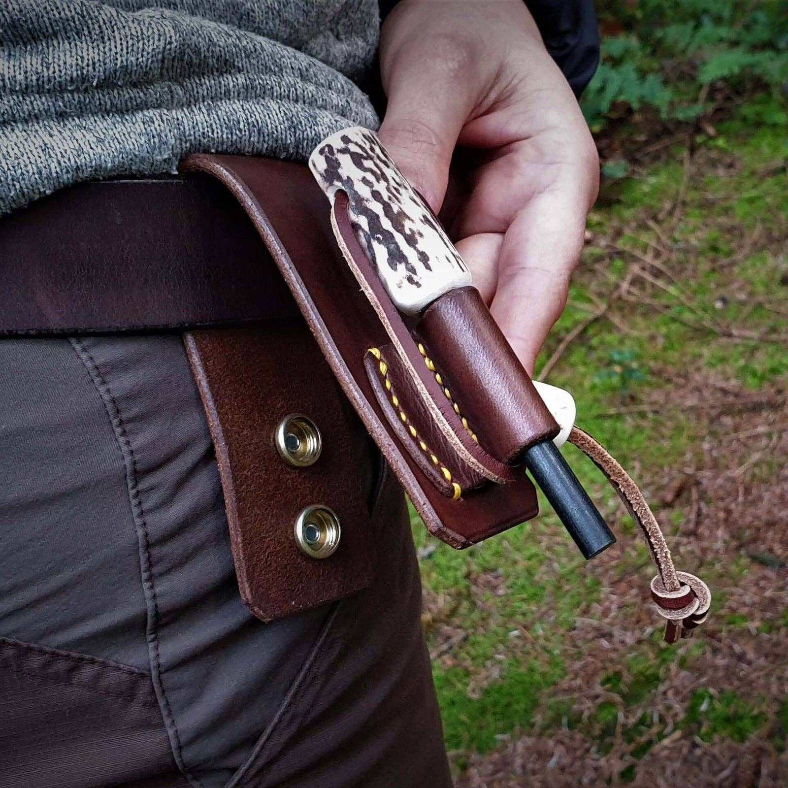 Journeyman Handcraft - Vendita all'ingrosso Cintura - Uomo - Manico in Corno di Cervo con Acciarino e Porta Cintura2