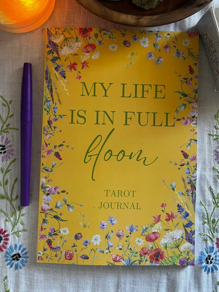 Journal de Tarot en Pleine Floraison pour la vente par Leah Jones Marcus