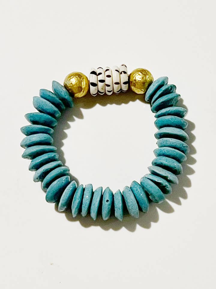 Ashanti Glas- und Messingperlen Stretch-Armband – Helltürkis für den Großhandel von GentrybyJenna