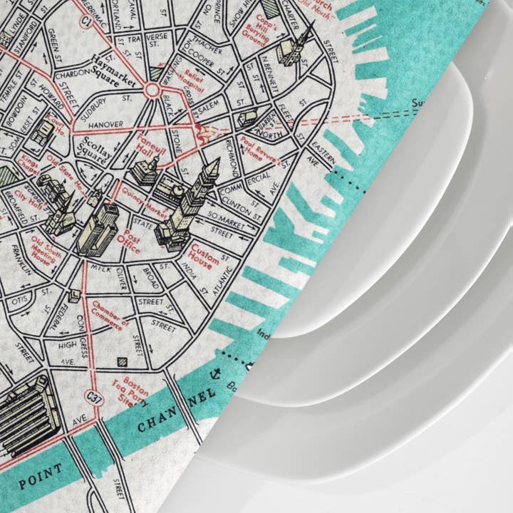 Torchon de cuisine avec carte du centre-ville de Boston, Massachusetts pour la vente par Daisy Mae Designs