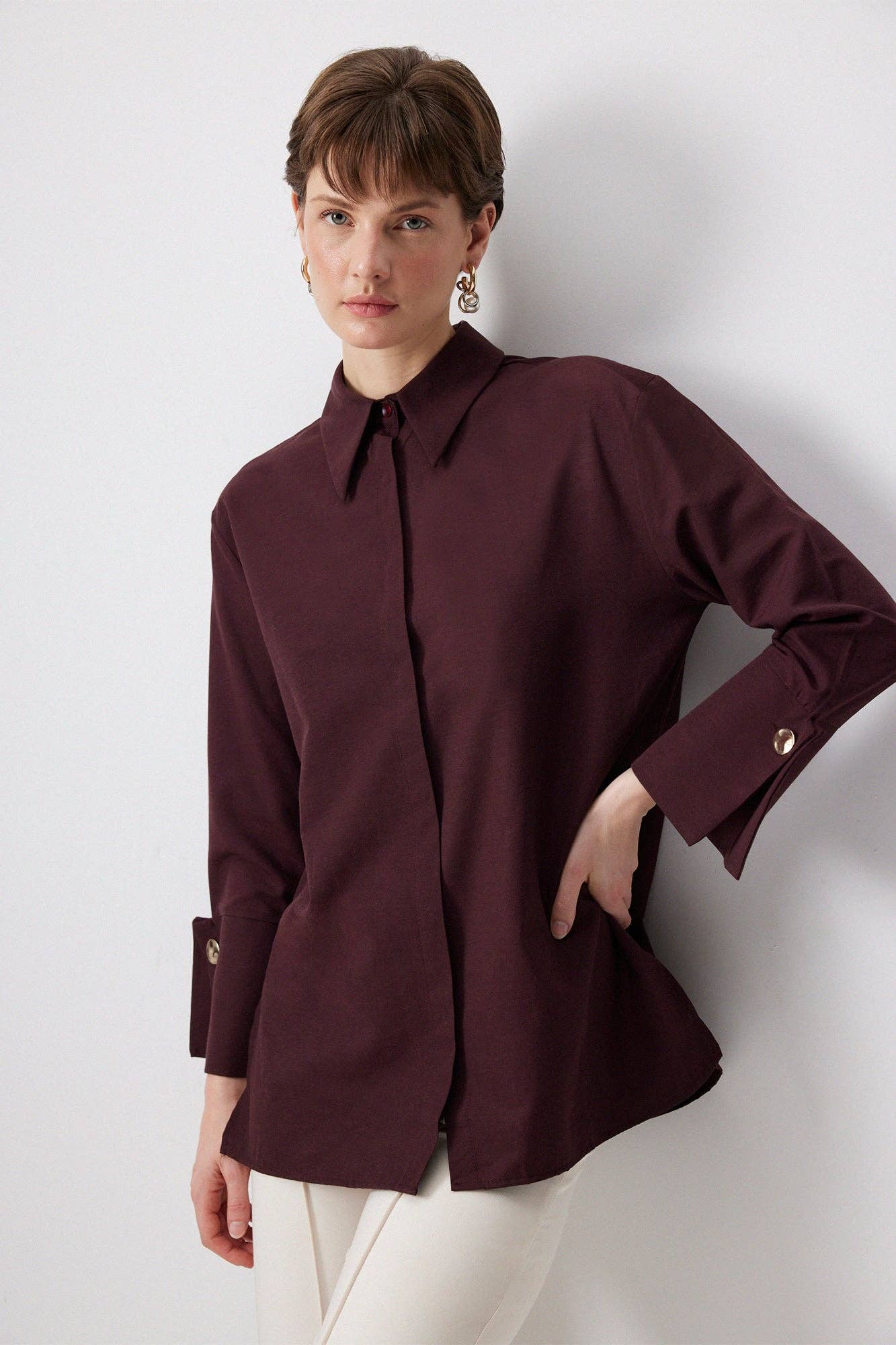 Bordo CAMICIA IN POPELINE CON POLSINI AMPI in vendita all'ingrosso su Faire3