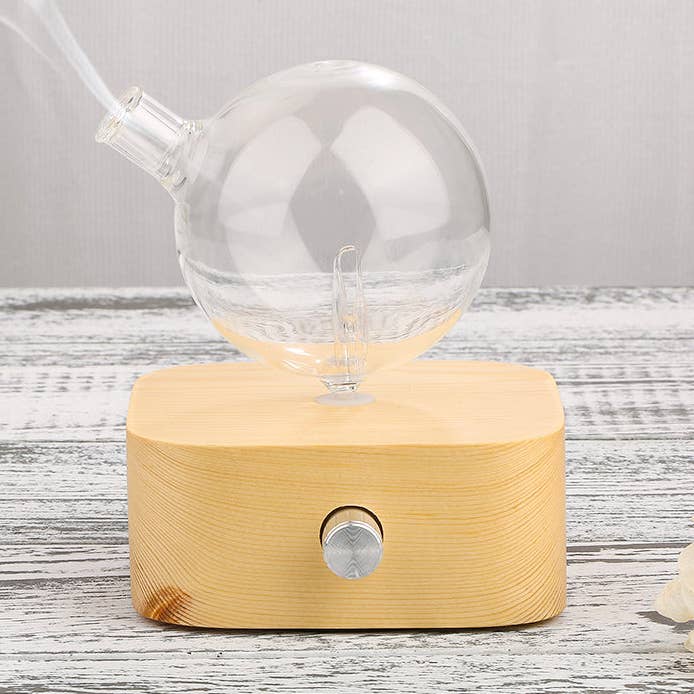 „Vierkante” waterloze geurverspreider | Massief hout zonder plastic voor wholesale door Amrita Court Essential Oils and Aromatic Homeware