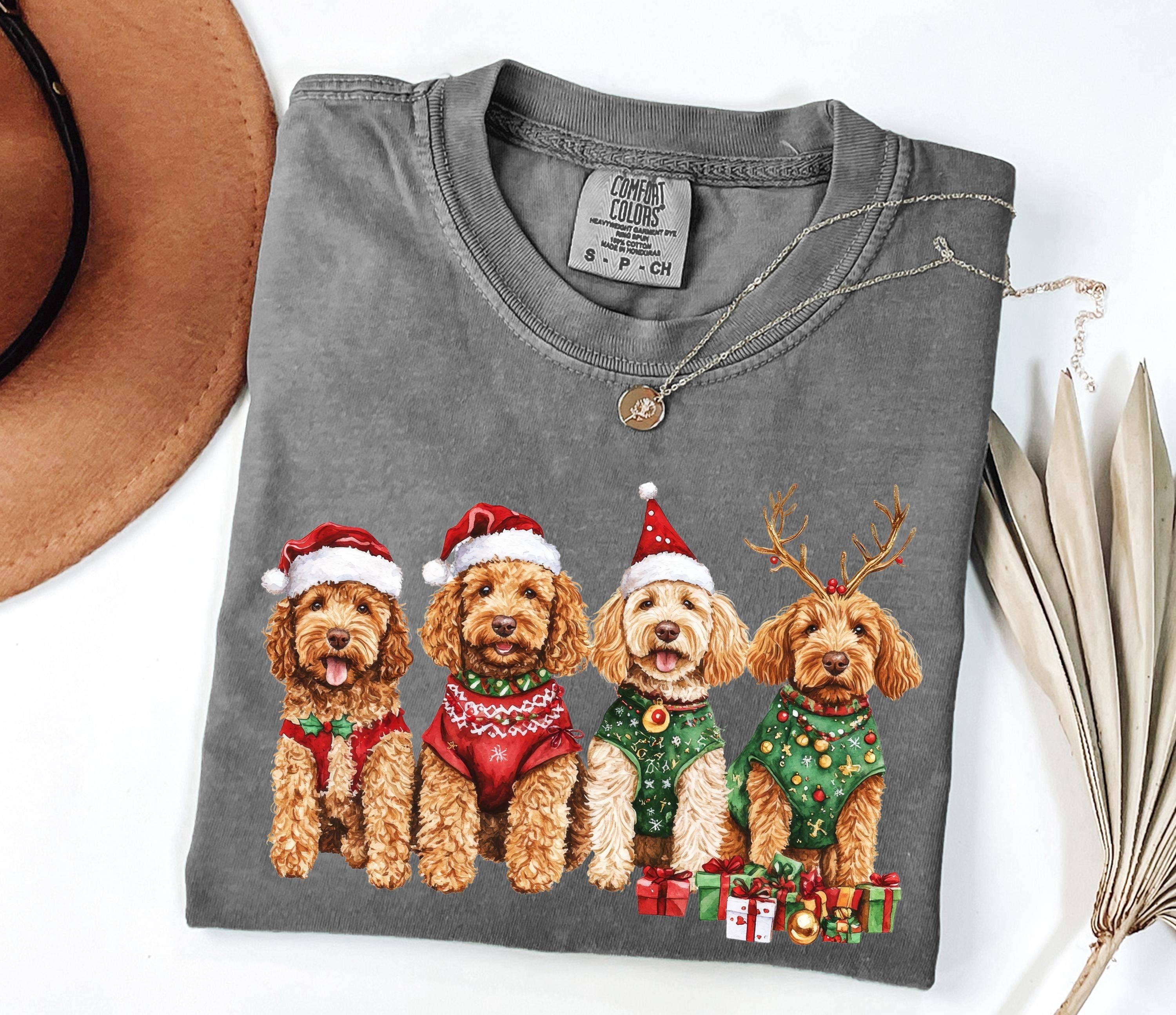 Glaime – Großhandel T-Shirt (Grafikdruck) – Damen – Comfort Colors Goldendoodle Shirt, Weihnachts-Hunde-Sweatshirt2