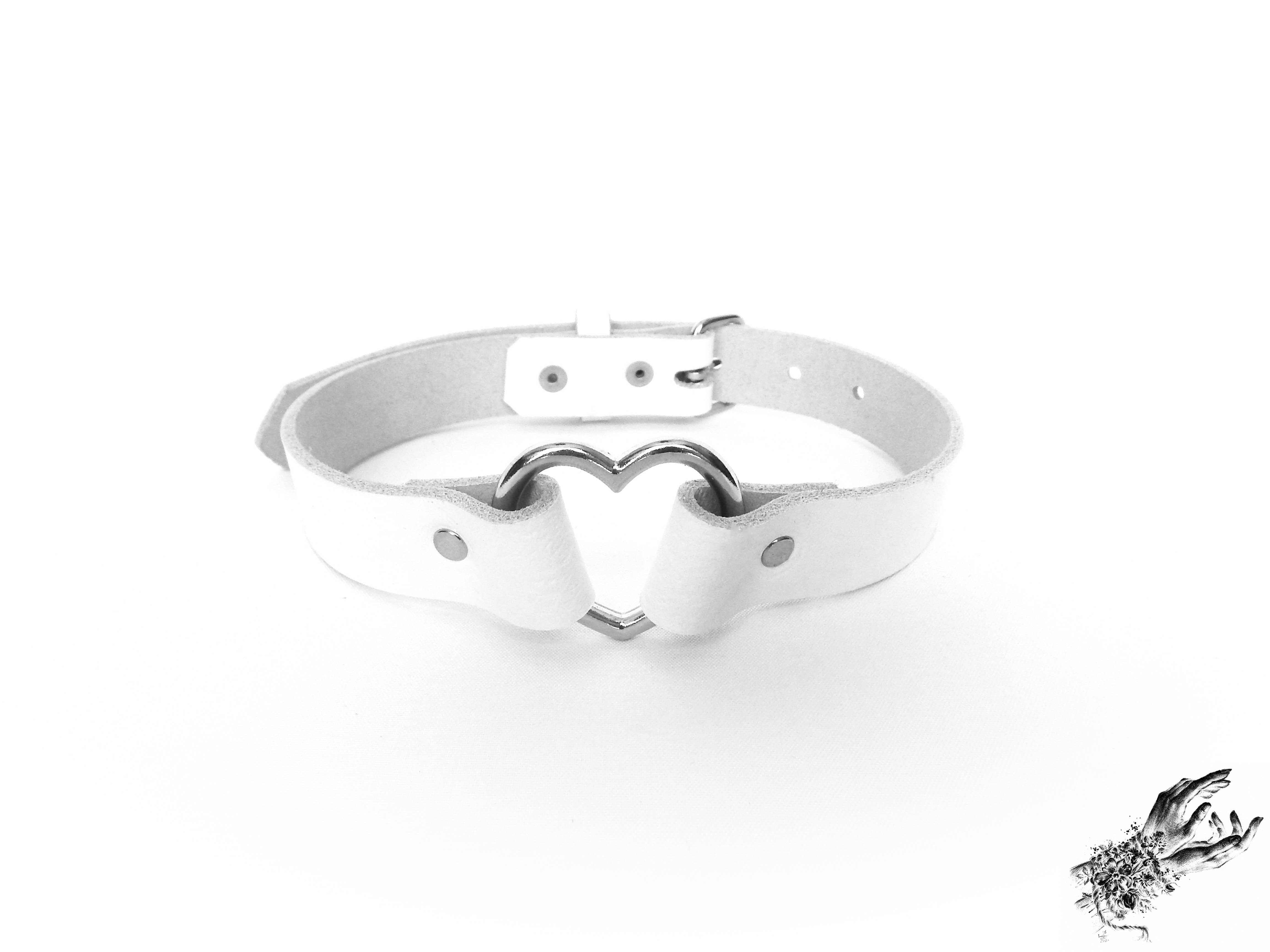 8th Sin - Vendita all'ingrosso Girocollo/collier - Collare con Anello a Cuore in Pelle Bianca - Collare con Anello a Cuore Bianco1