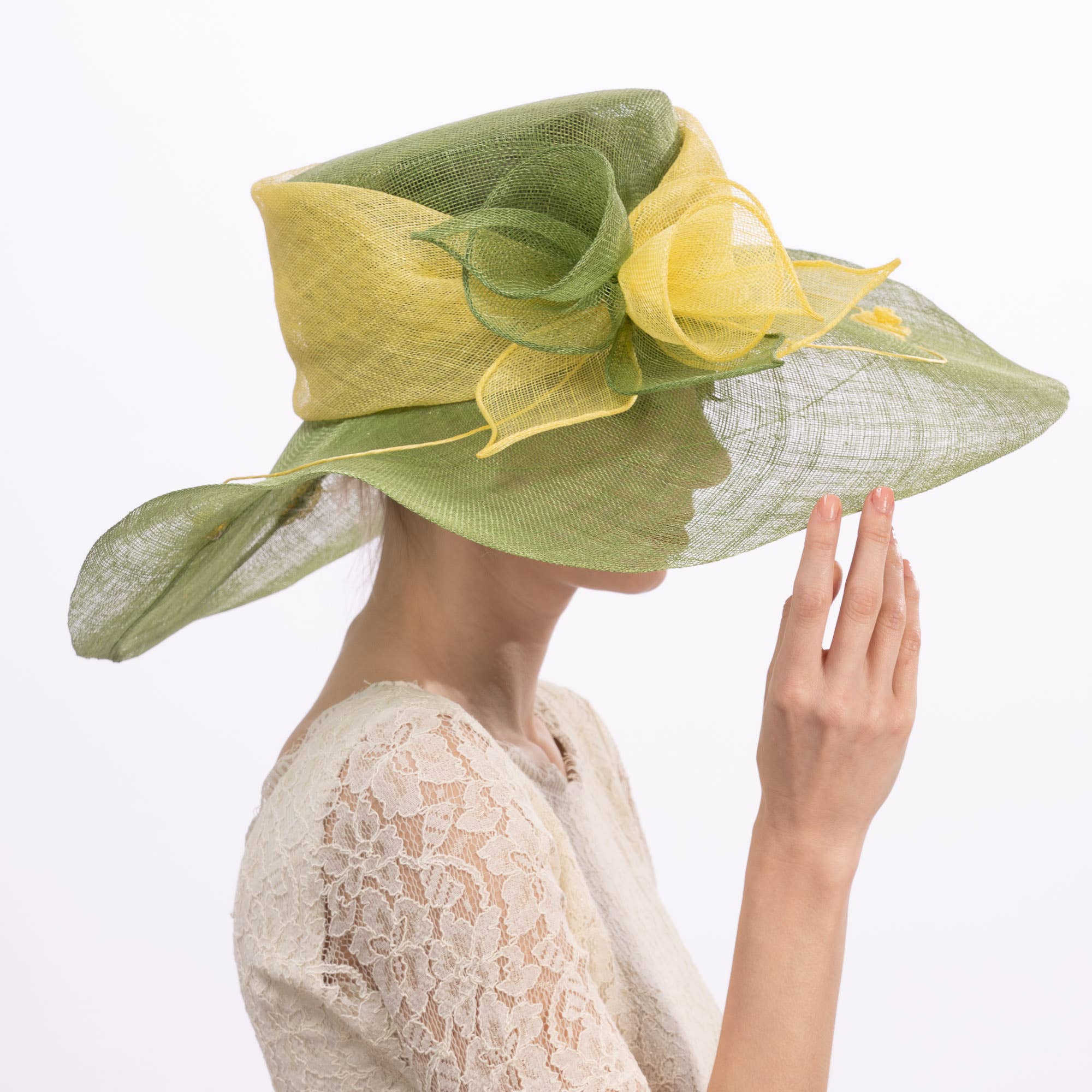 KaKyCo – Großhandel Fascinator – Damen – Zweifarbige Callalily Verzierte Breite Weiche Sinamay Hüte | 1171387