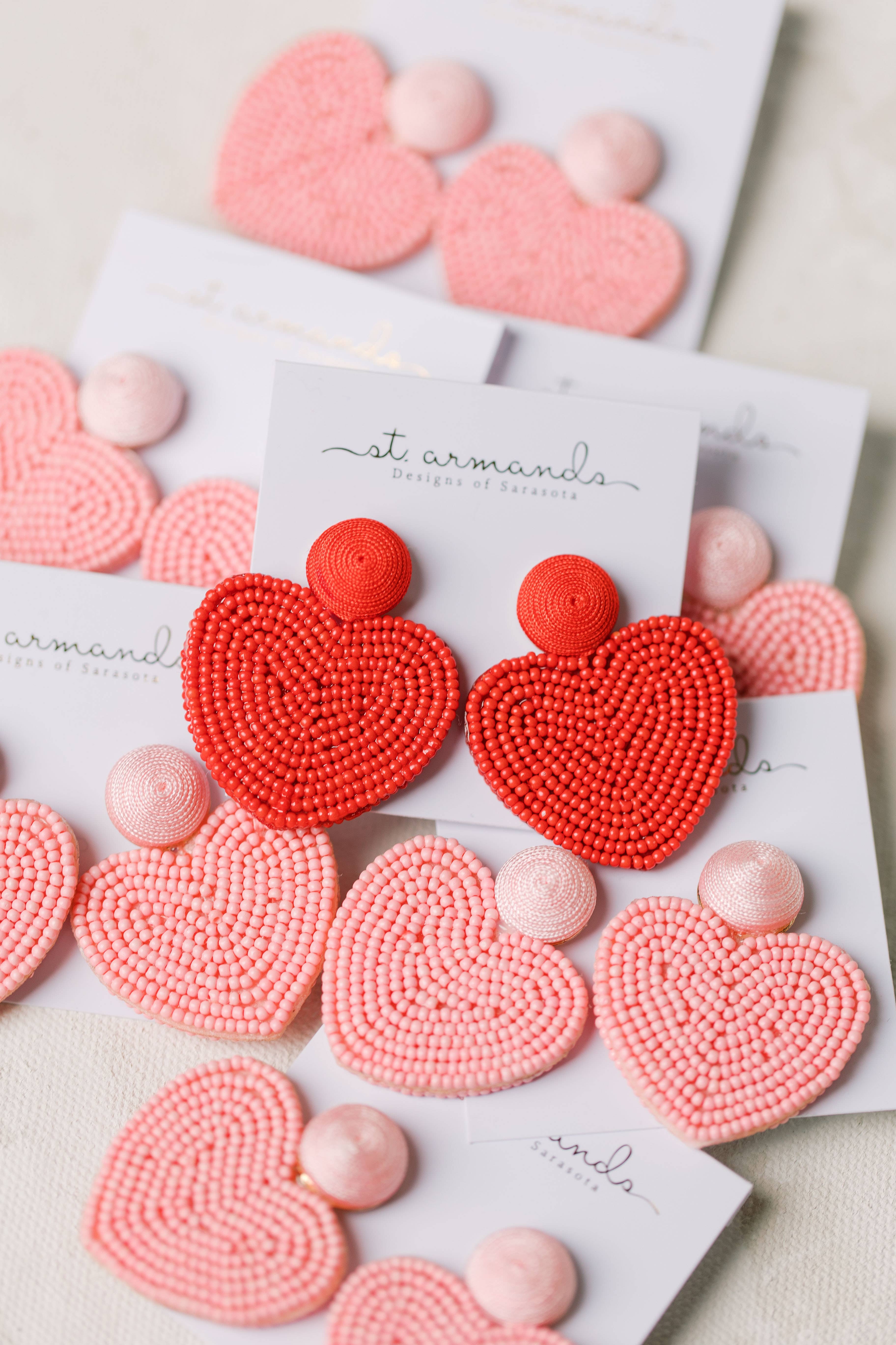 St Armands Designs of Sarasota - Vente Boucles d'oreilles pendantes - Boucles d'oreilles rouges ornées de perles en forme de cœur pour la Saint-Valentin12